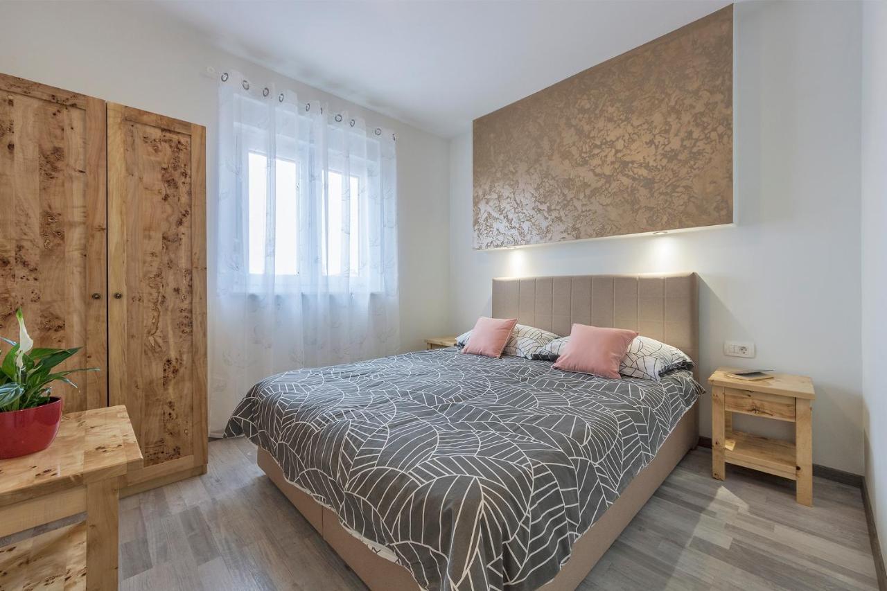 2 Bedroom Apartment Peroj Fazana Bagian luar foto