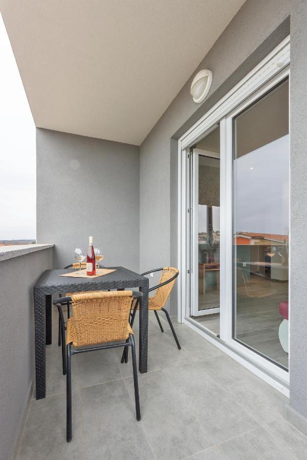 2 Bedroom Apartment Peroj Fazana Bagian luar foto