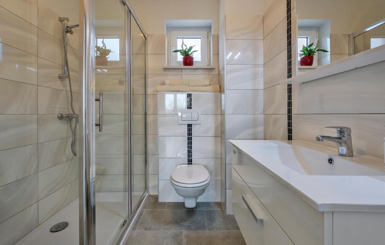 2 Bedroom Apartment Peroj Fazana Bagian luar foto