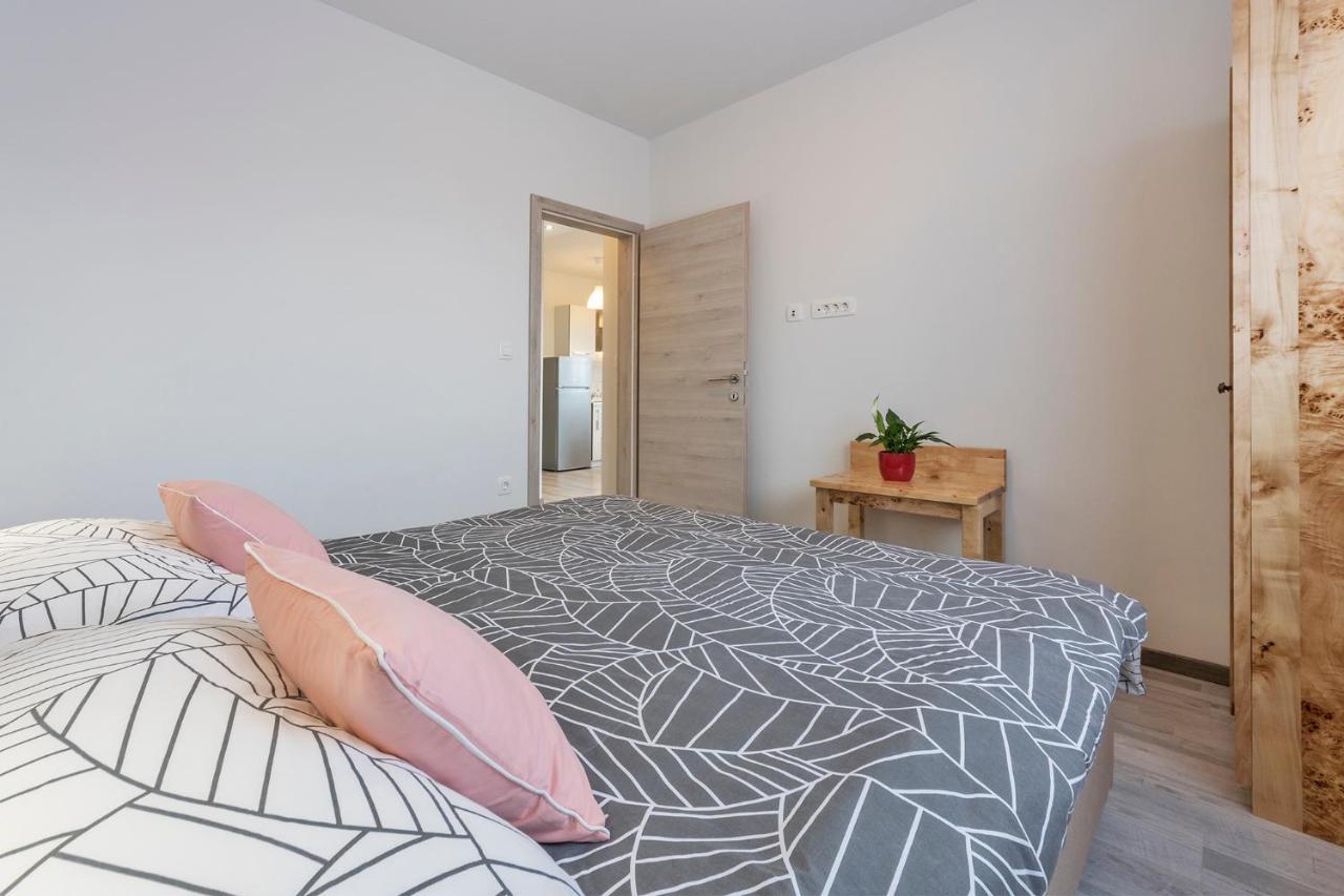2 Bedroom Apartment Peroj Fazana Bagian luar foto