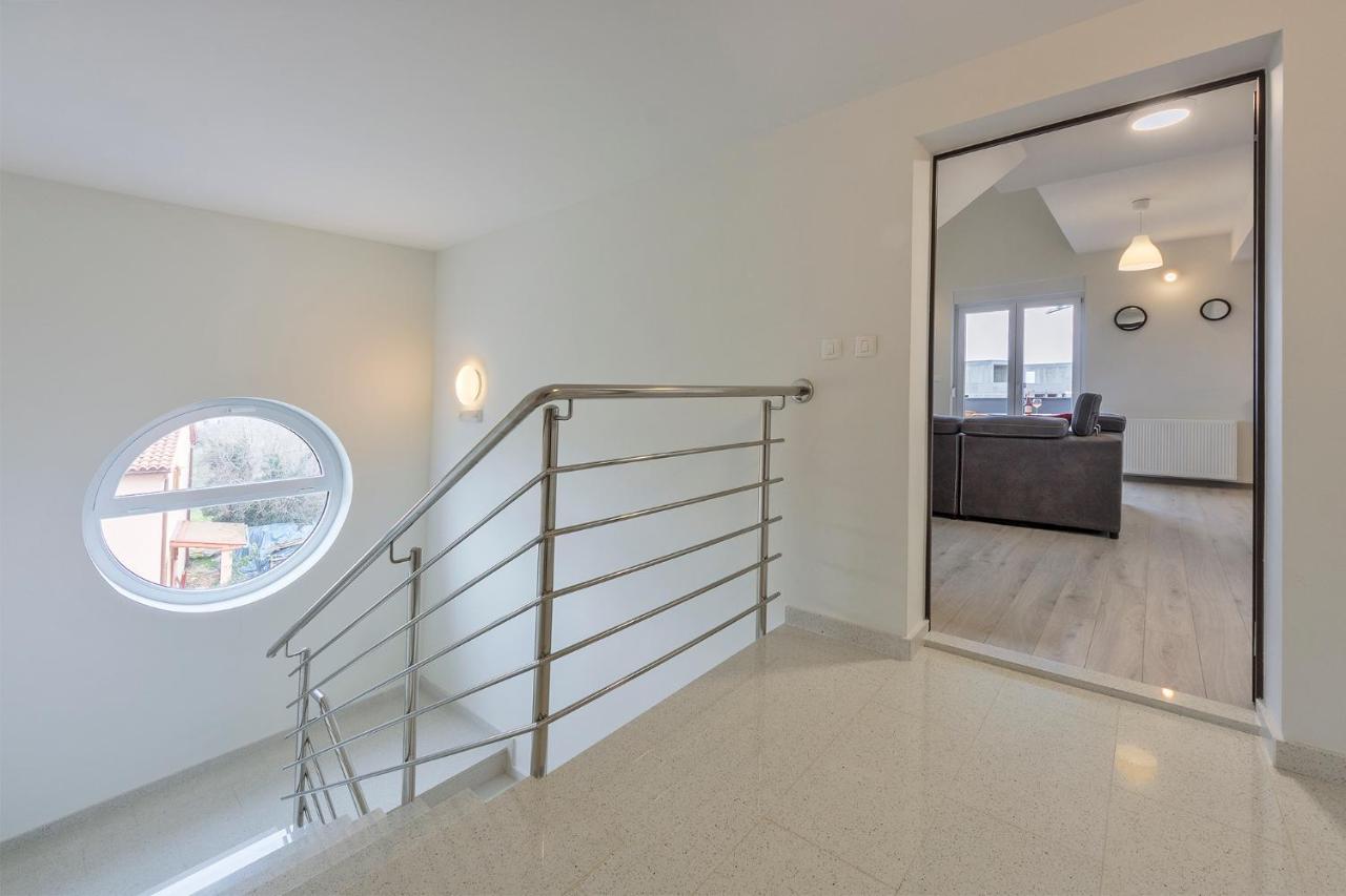 2 Bedroom Apartment Peroj Fazana Bagian luar foto